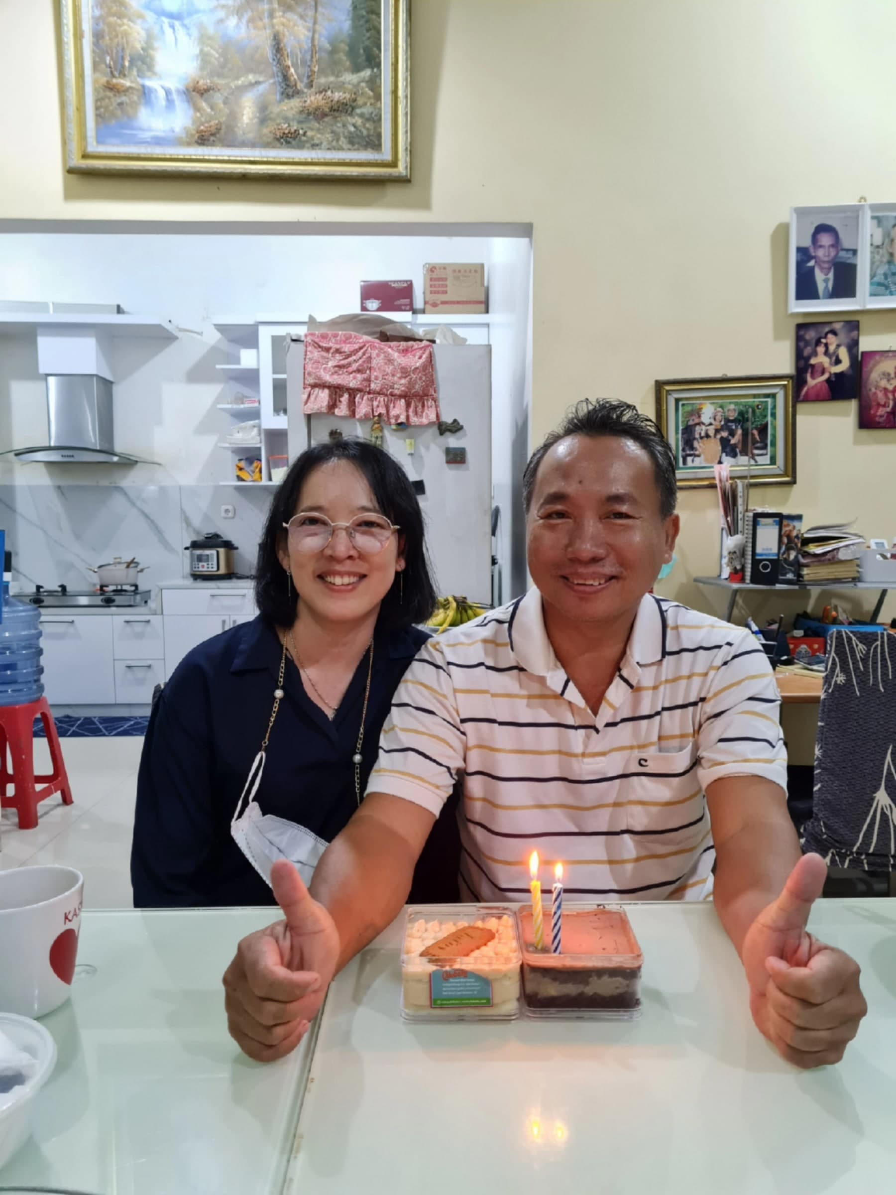 Papi sedang merayakan ulang tahun di rumah