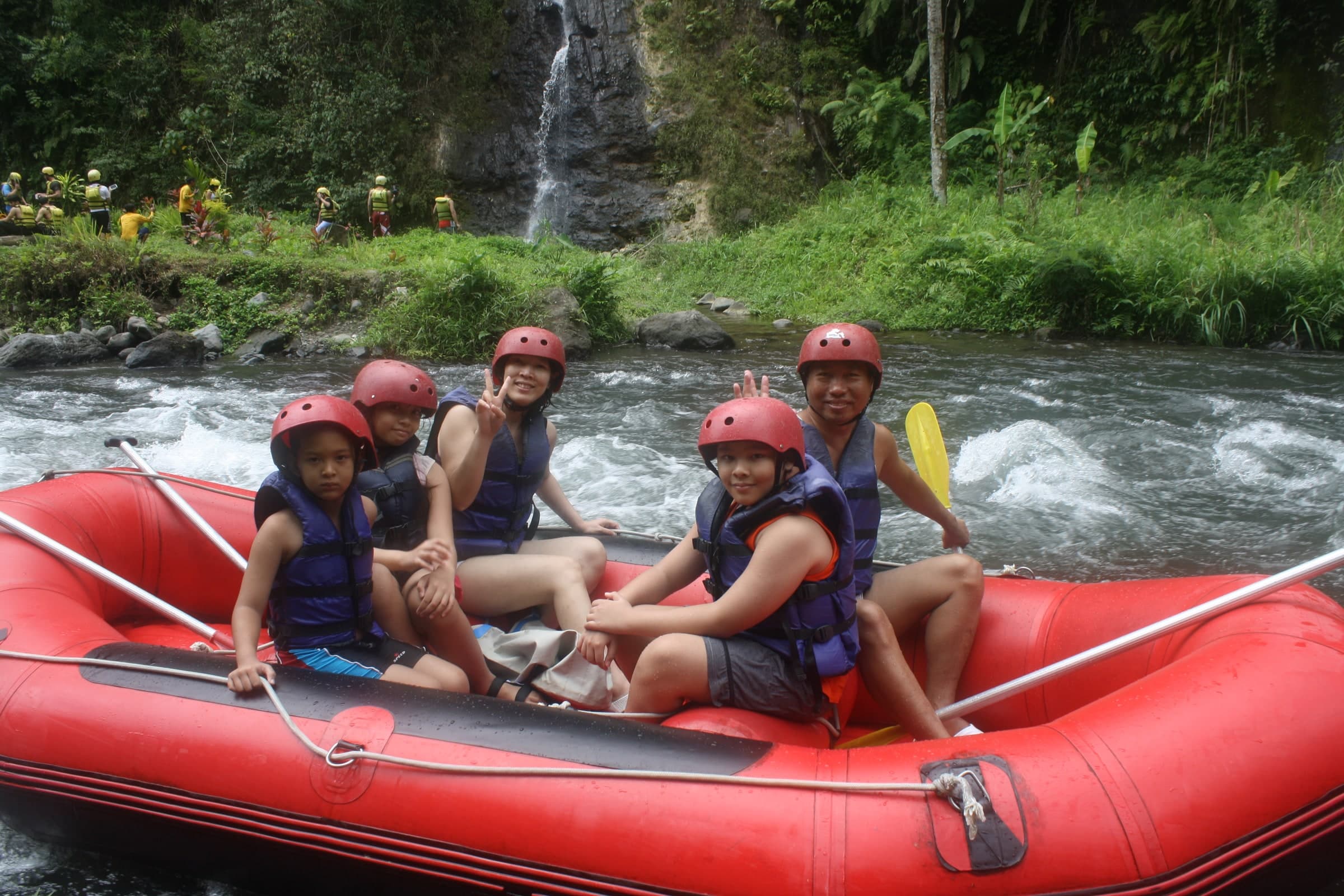 Papi dan keluarga sedang rafting bersama di Bali
