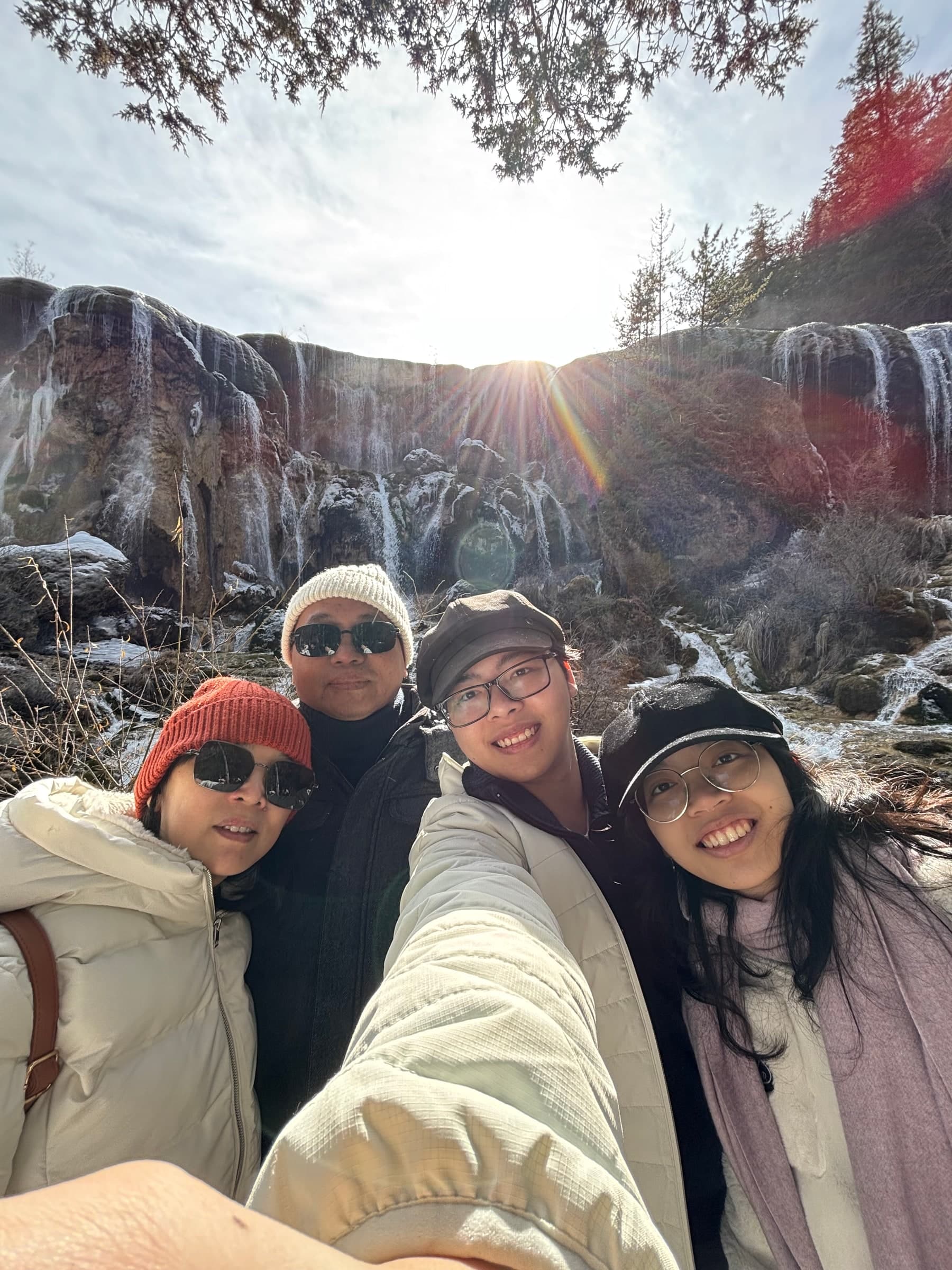 Papi dan keluarga berfoto bersama di Jiuzhaigou