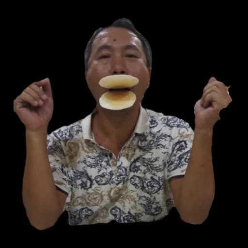 Papi bergaya lucu dengan kerupuk di mulut