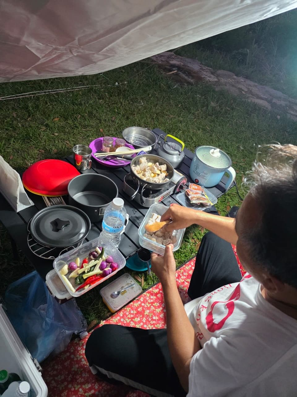 Papi sedang memasak saat camping