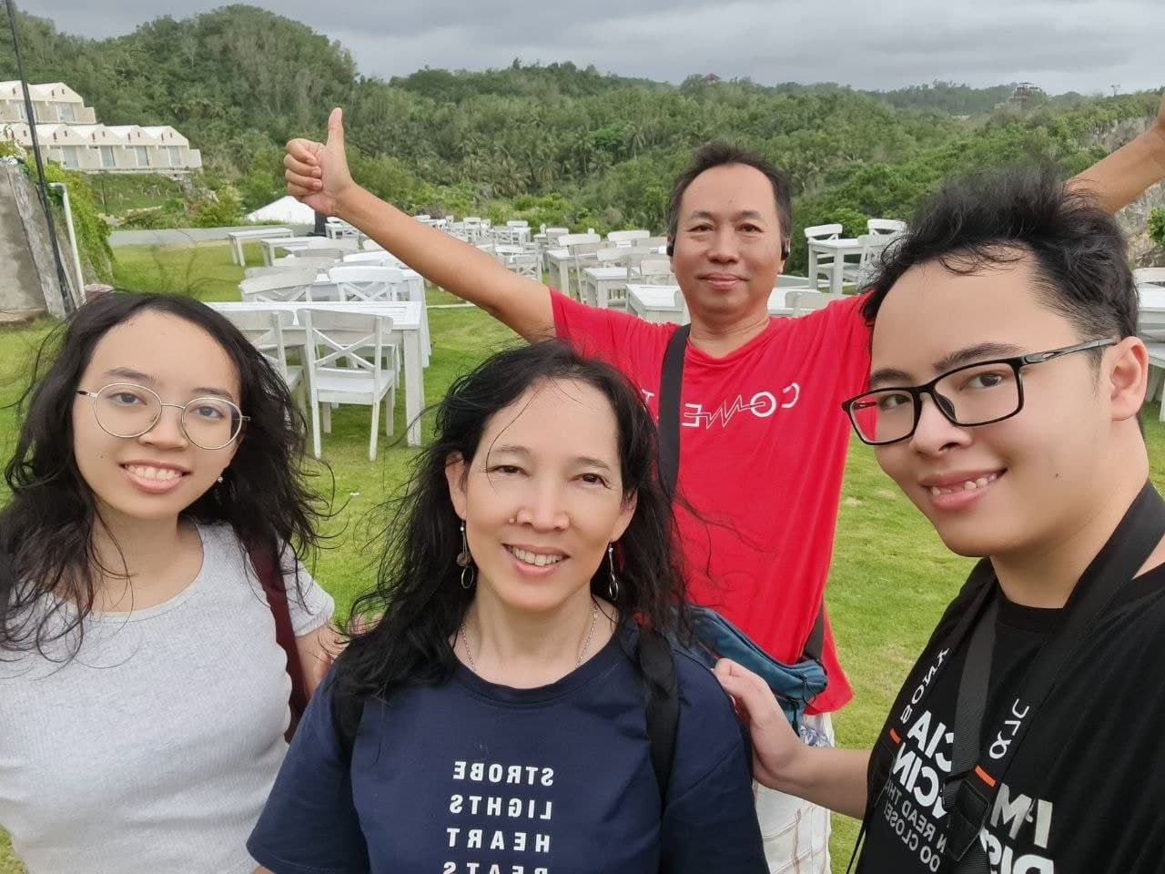 Papi berfoto bersama keluarga dengan pemandangan pegunungan