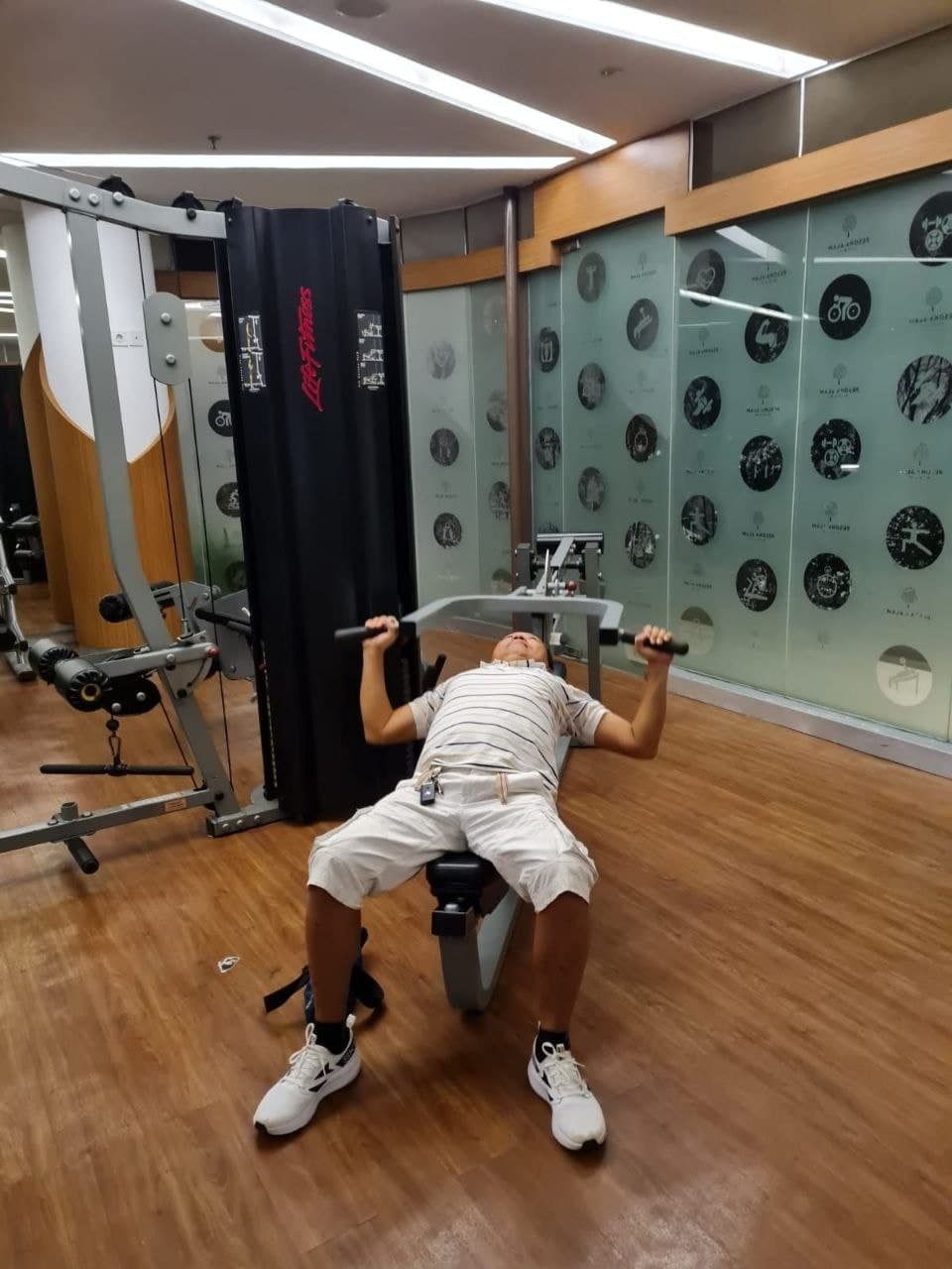 Papi sedang latihan angkat beban di gym