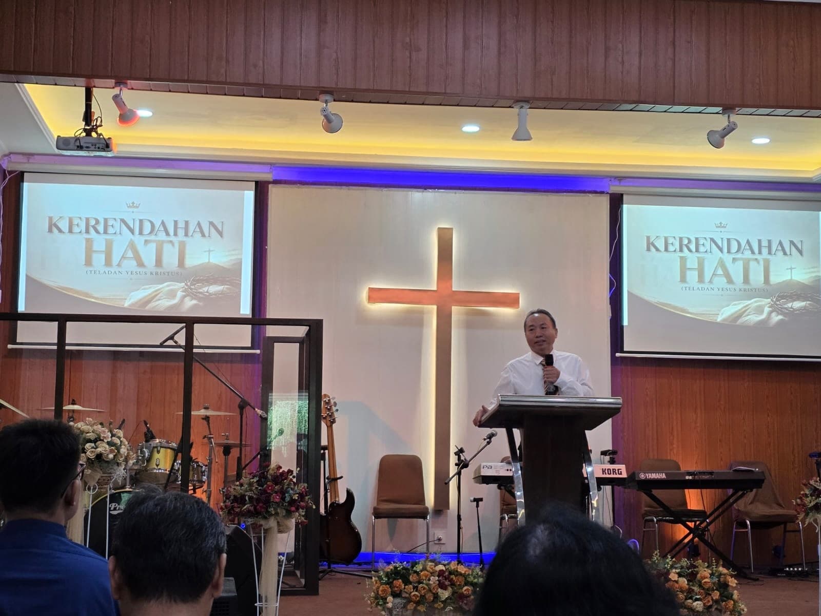 Papi sedang menyampaikan firman Tuhan di gereja